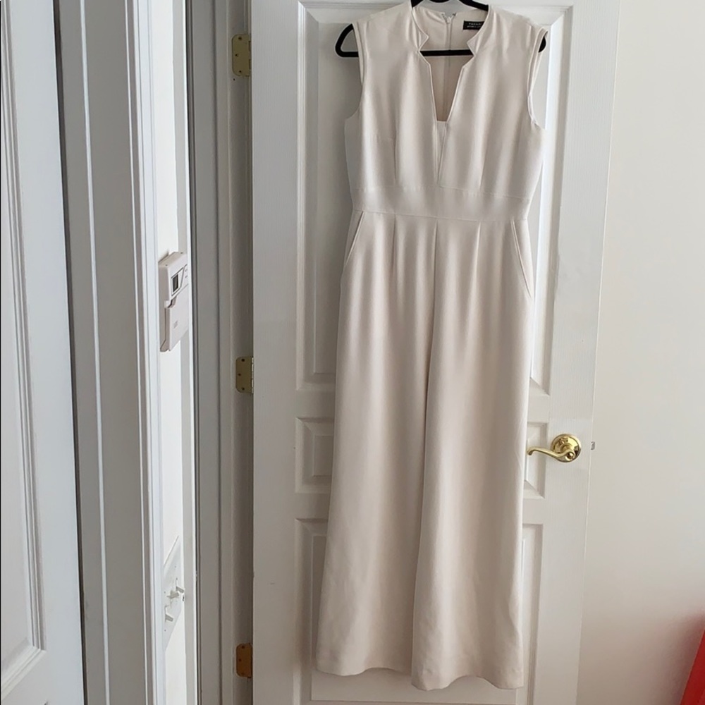 Tahari off white sleeveless jumpsuit with pockets